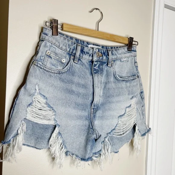 Zara Hi-Rise Frayed Light Wash Denim Shorts - Picture 5 of 10
